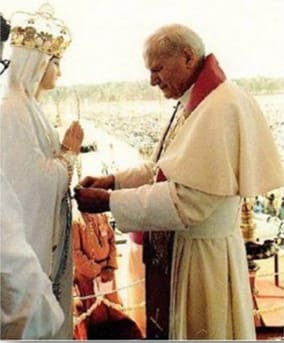 La Madonna di Fatima ha protetto dall'attentato Giovanni Paolo II. Protegga il mondo dalla guerra. 